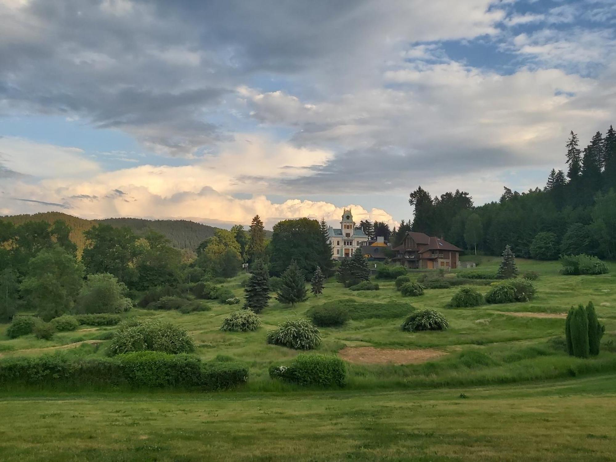 Hotel Chateau Cihelny كارلوفي فاري المظهر الخارجي الصورة