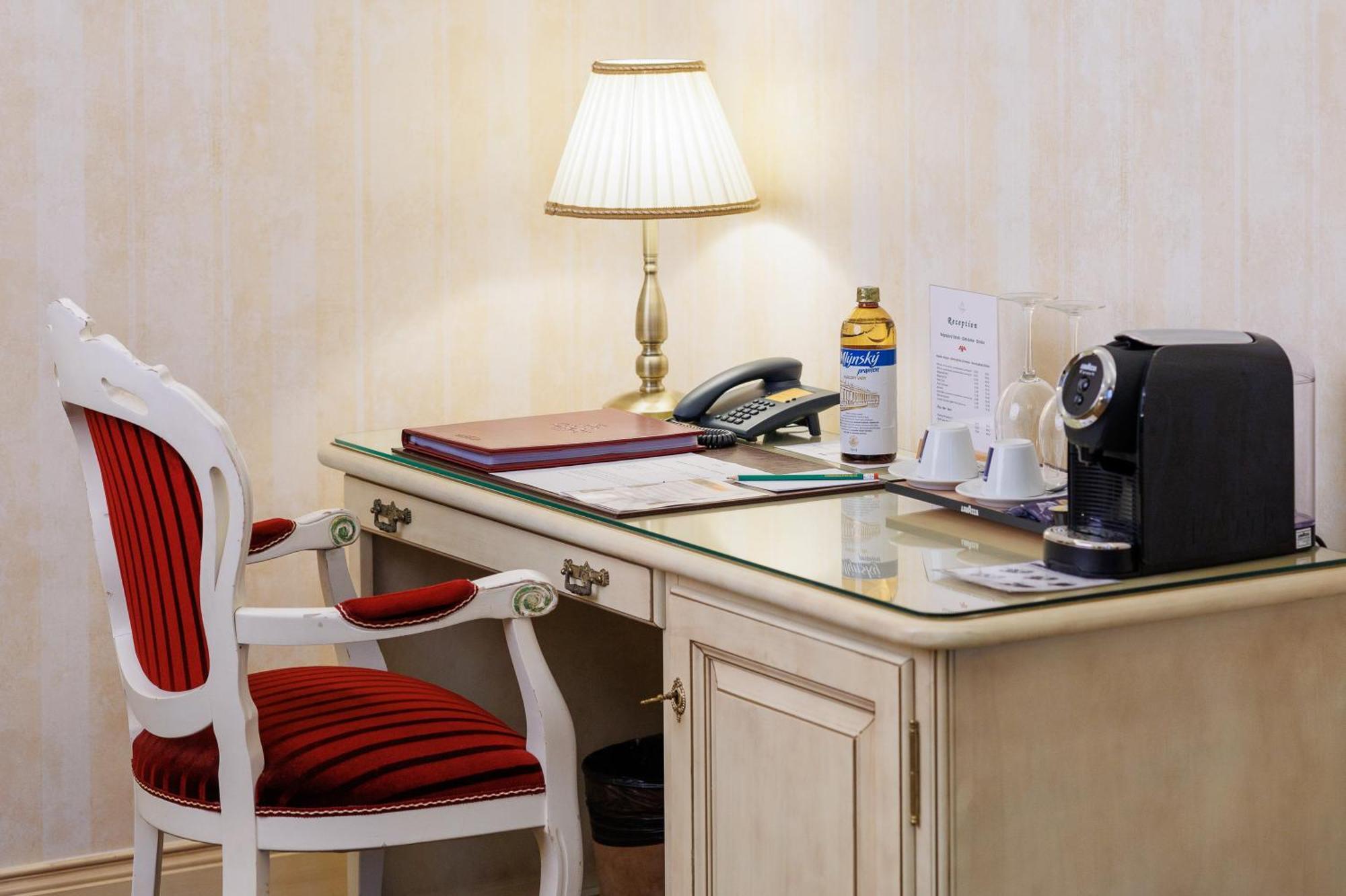 Hotel Chateau Cihelny كارلوفي فاري المظهر الخارجي الصورة